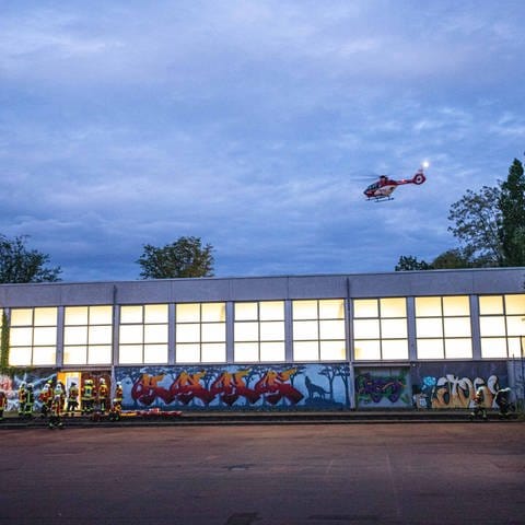 Großeinsatz der Feuerwehr an einer Sporthalle in Remshalden (Rems-Murr-Kreis). Ein Retuungshubschrauber fliegt über die Halle.  (Foto: 7aktuell.de | Simon Adomat)