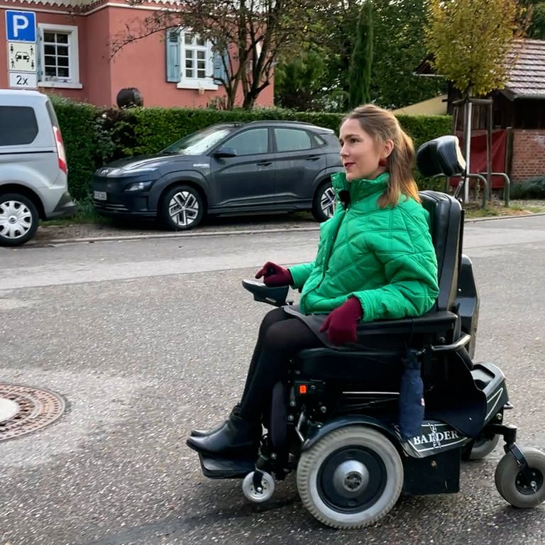 Nora Welsch ist mit ihrem Rollstuhl in Baden-Baden unterwegs